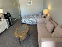 One Queen bed studio with WiFi, smart TV and AC in welcoming Fillmore. Hotels in Fillmore