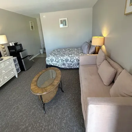 One Queen bed  studio with WiFi, smart TV and AC in welcoming Fillmore.