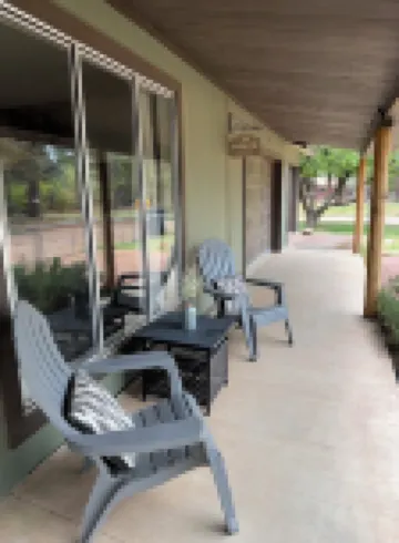 Walking distance to restaurants! Come enjoy our 3-bed cabin in Pine!