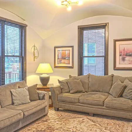 Charming 2-bedroom house with plenty amenities on Saint Paul's Cathedral Hill Отели рядом с достопримечательностью «Музей науки штата Миннесота»