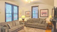 Charming 2-bedroom house with plenty amenities on Saint Paul's Cathedral Hill