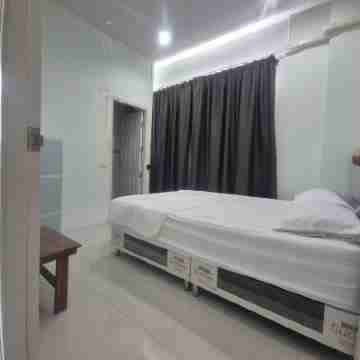 Private apartment room with WiFi and AC, warm warter  in welcoming Tambon Rawai Rooms