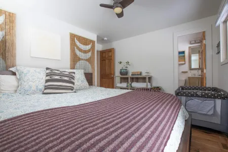 Quiet neighborhood. Easy walk to restaurants, shops, parks, trails, buses, etc.