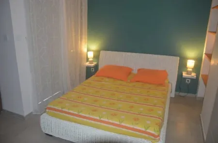 F3 apartment with garden view close to all amenities.