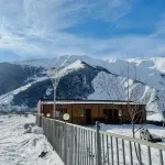 A studio apartment at a secluded area by the river, surrounded by mountains. Hôtels à : Kazbegi