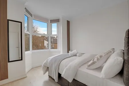 2 bedroom Luxury house London near Subway station