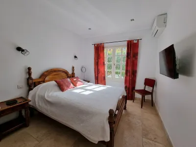 Domaine du Soleil Couchant 3 rooms Hotels near Chateau d'Avignon