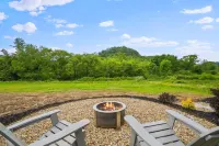 Luxury Airstream Glamping Unit 4 of 6, On-Site Hiking, Private Hot Tub and Sauna