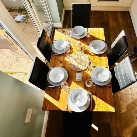 Beautiful, fully equipped, pet friendly 3 bedroom house in Shakespeare County. Отели в г. Альчестер