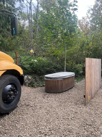 Bee Haven Bus at the RMR Farmstead with hot tub Отели в г. Терстон