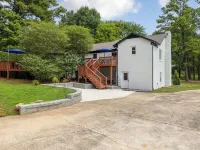 4BR Pineville Retreat - Private Pool - Fire Pit - Near Carowinds & Charlotte Hotels in Pineville