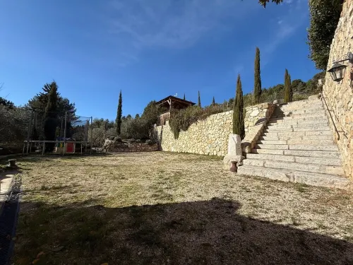 Type 2 apartment in the heart of the Provencal countryside with swimming pool and parking lot Hotels in Auriol