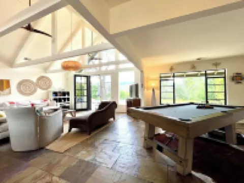 St. Helena home facing Spottswood Vinyard wood & walking distance to downtown 聖海倫娜酒店