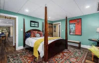 Blue Door Guesthouse – Gorgeous & Spacious 2Br/2BA Pool-Level Retreat