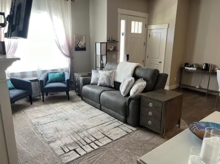 Charming 3-bedroom townhome in Beautiful Loveland with WiFi, AC, fitness room Отели в г. Лаример Каунти