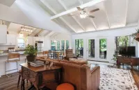 Woodsy Cottage in Downtown