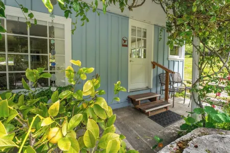 Peaceful Garden Oasis with Breakfast Provided