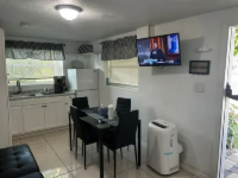 Delightful apartment with AC in sunny Delray Beach