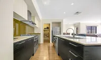 4 Bedroom House in Werribee Hotels in Werribee