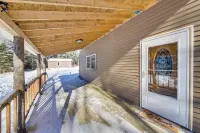 Rangeley Retreat Cabin-Style Home Lake Access - parking