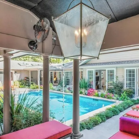 3BR secluded gem w/ pool, minutes to beaches/marinas, walk to town & restaurants