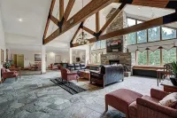 Freshly Remodeled Keystone Studio, Heated Pool, Hot tub, Walk to Gondola!