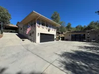 *NEW* Mtn view retreat! Pets! 3 min Dtwn/Pooltable