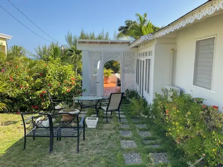 Beach villa staffed daily. Отели в г. Duncans