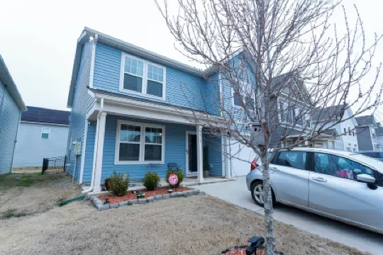 4-bdrm/3-ba home with WiFi, fenced yard, AC & washer/dryer. 20 mins to Charlotte