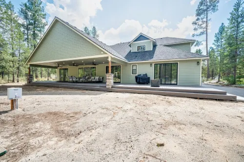 Custom home, 1.17 acres, 5 beds, 5 bath, sleeps 12+, Hot Tub, 80" TV, Pool Table