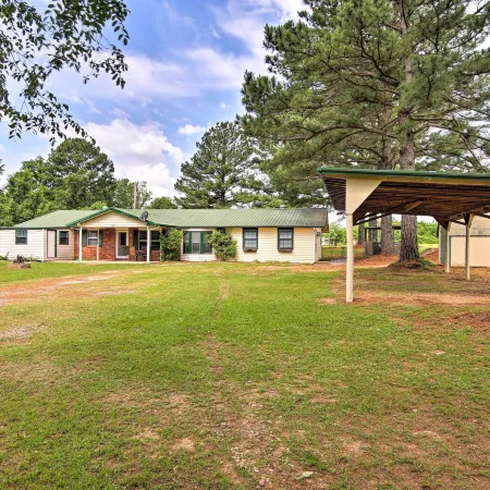 Quiet Clayton Home w/ Mountain Views 4 Mi to Lake!