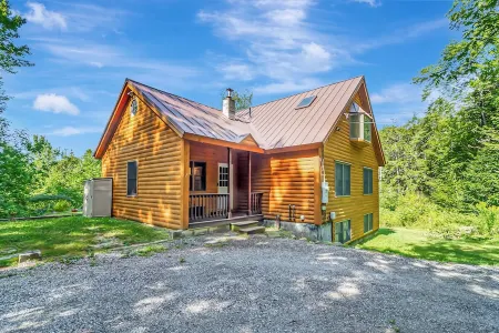 18+ acres! Sun drenched 5 bedroom. 12 min from Okemo! VAST trails 5 min away! Отели в г. Уэстон
