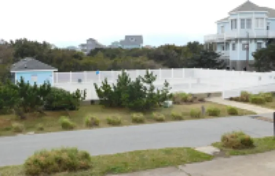 Beautiful and Spacious, 2 bed 2 full bath, pool and jacuzzi, steps to the ocean