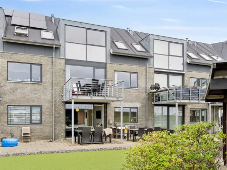 "Skade" - 10m from the Sea