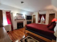 The Castle is Back! 4 Br/3.5 BA, Game Room, Jacuzzi Bathtub! 1 Mile from UT!