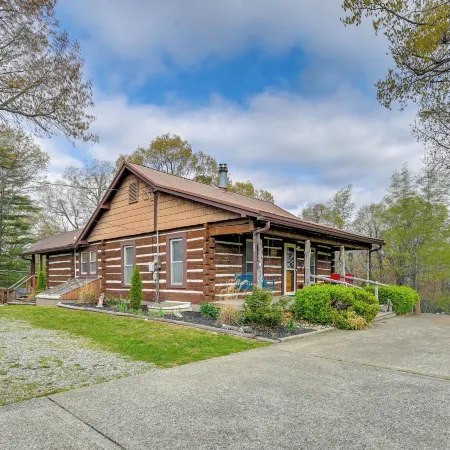 Country Escape Log Cabin Near Kentucky Lake!