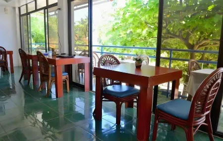 Blue Corals Beach Resort Отели рядом с достопримечательностью «Логон Бич»