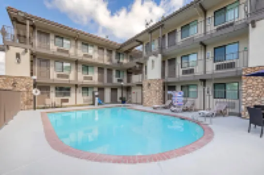 ฮิลล์สโตน อินน์ ทูลาเร, แอน แอสเซนด์ คอลเลกชัน โรงแรม