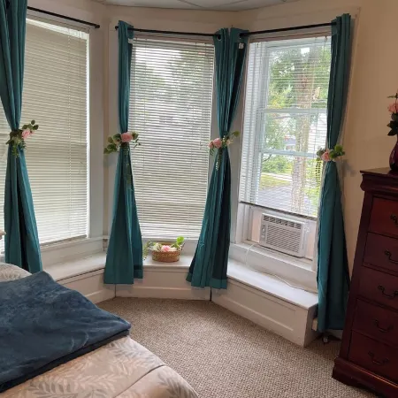 Charming 3-bedroom townhome with WiFi, in central location in Potsdam Village