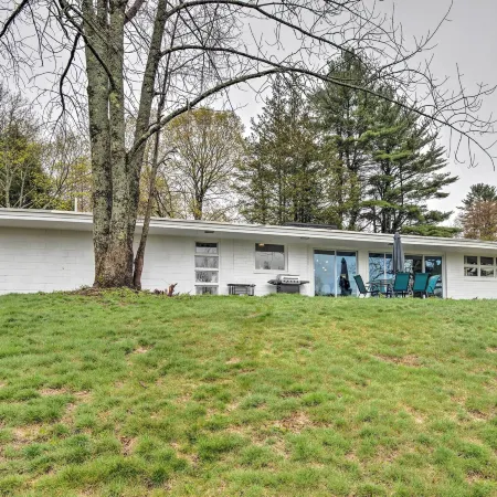 2 Mi to Lake Winnipesaukee! Group Hideaway