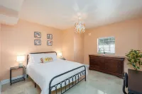 Luxury 5 Bedroom Dunedin home ~ TWO full kitchens, heated pool, hot tub! 칼라데시 아일랜드 주립공원 주변 호텔