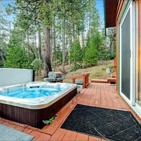 The Cabin Life- Dog Friendly w/3BR+loft & Hot Tub