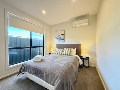 Aalto Retreat 3: Chic & Modern, Close 2 Everything Hotels near Rosebud Beach