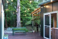 Olive-Nature haven, outdoor bath, artistic cottage, 5 mins to Hyams Beach Hôtels à : Old Erowal Bay