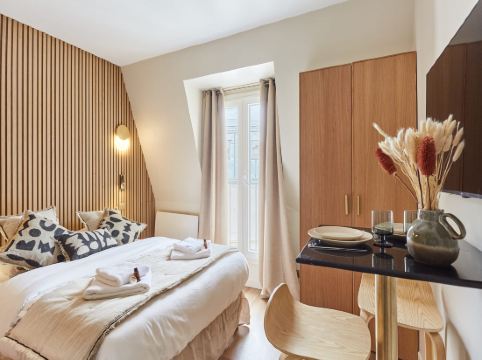 Modern Studio Trocadero Tour Eiffel