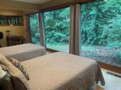 Beautiful home- near the University-large outdoor spaces and a hot tub.