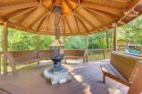 1 Mi to UF Campus: Group Retreat w/ Outdoor Oasis - Kitchens