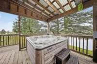 Private & Peaceful Lakehouse w/ Hot tub + King bed Hotels in Susquehanna County