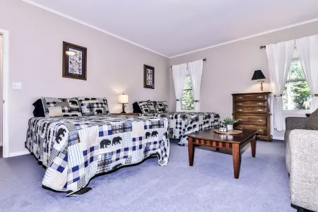 Secluded YEAR ROUND home on Little St. Germain Lake! Отели в г. Кловерленд