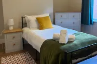3-Bed Central Apartment - Sleeps 5 & Pets Ok - Condos